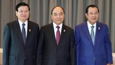 Prime Minister Nguyen Xuan Phuc (centre) and his counterparts Thongloun Sisoulith of Laos (left) and Samdech Hun Sen of Cambodia (right) at their working session in Bangkok on November 3 (Photo: VNA)