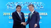 Korean President Moon Jae-in (R) and his Philippine counterpart Rodrigo Duterte (Source: YONHAP/VNA)
