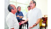 Bí thư Thành ủy TPHCM Nguyễn Thiện Nhân trao đổi cùng các đại biểu tại Hội nghị Thành ủy. Ảnh: VIỆT DŨNG