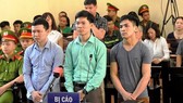 Bác sĩ Hoàng Công Lương (giữa)