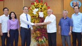 Đồng chí Nguyễn Thiện Nhân thăm, chúc mừng Ban Tuyên giáo Thành ủy TPHCM. Ảnh: NGUYỄN NAM