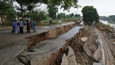 Hiện trường sau trận động đất giữa đêm ở Pakistan. Ảnh: Reuters