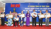 Đồng chí Nguyễn Thị Lệ, Chủ tịch HĐND TP Hồ Chí Minh trao Danh hiệu "Bà mẹ Việt Nam Anh hùng" của Chủ tịch nước truy tặng, cho thân nhân của các mẹ.