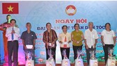 Phó Bí thư Thường trực Thành ủy TP Trần Lưu Quang tặng quà cho các hộ có hoàn cảnh khó khăn trên địa bàn ấp Mỹ Hòa 3, xã Tân Xuân, huyện Hóc Môn