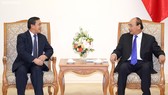 Thủ tướng Nguyễn Xuân Phúc và Đại sứ Lào Sengphet Houngboungnuang - Ảnh: VGP