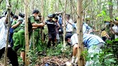 Bất ngờ khi phát hiện nghi can giết hại 2 cha con đi tìm mật ong