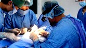 Các bác sĩ đang thực hiện ca nối ghép dương vật bị đứt rời