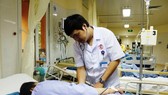 Ăn thịt gà cùng ruốc biển, một phụ nữ bị sốc phản vệ nguy kịch