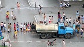 Nước sạch ở Thủ đô có mùi lạ, người dân rồng rắn xếp hàng lấy nước