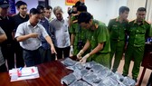 Công an kiểm tra tang vật thu giữ