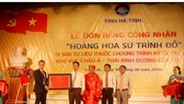 Trao bằng công nhận "Hoàng hoa sứ trình đồ" cho đại diện dòng họ Nguyễn Huy ở làng Trường Lưu và chính quyền địa phương