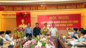 Tặng hoa chúc mừng đồng chí Hoàng Trung Dũng