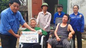 Ông Võ Tá Hiếu, Chủ tịch UBND xã Thạch Mỹ, huyện Lộc Hà, tỉnh Hà Tĩnh trao 19 triệu đồng của bạn đọc Báo SGGP cho gia đình anh Phan Huy Tình