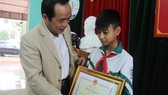 Trao bằng khen cho em Nguyễn Văn Chương