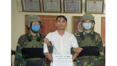 Bắt giữ đối tượng vận chuyển 6 bánh heroin cùng súng và 5 viên đạn qua biên giới