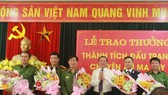 Bí thư Tỉnh ủy Hà Tĩnh Lê Đình Sơn trao thưởng cho các lực lượng phá án