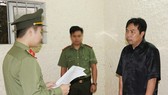 Tống đạt quyết định khởi tố bị can đối với Nguyễn Minh Cầm. Ảnh Công an Hà Tĩnh cung cấp