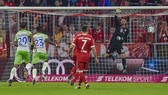 Sai lầm của thủ môn Sven Ulreich (bìa phải) đã khiến Bayern Munich phải trả giá bằng một kết quả hòa trước Wolfsburg. Ảnh: Getty Images