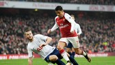 Eric Dier (trái, Tottenham) trong một tình huống để Alexis Sanchez (Arsenal) vượt qua. Ảnh: Getty Images