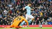 Sergio Aguero vượt qua thủ thành của Burnley để ghi bàn cho Man.City. Ảnh: Getty Images