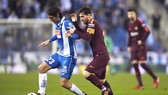 Messi (phải) đá hỏng penalty, qua đó khiến Barca thua trận.Ảnh: Getty Images