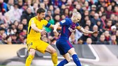 Iniesta (đỏ xanh) dính chấn thương.Ảnh: Getty Images.