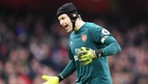 Petr Cech thất vọng khi là một phần trong mùa giải tệ hại của Arsenal. Ảnh: Getty Images