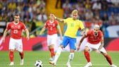 Neymar luôn nhận được sự chăm sóc đặc biệt từ 2-3 cầu thủ Thụy Sĩ. Ảnh Getty Images