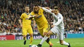 Cristiano Ronaldo (phải) bị kém cặp gắt gao bởi Medhi Benatia tại Champions League mùa qua. Ảnh: Getty Images