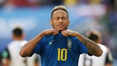 Neymar và hành động đang chịu nhiều chỉ trích. Ảnh: Getty Images