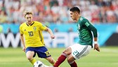 Mexico (phải) kiểm soát tốt thế trận ở hiệp đầu. Ảnh FIFA