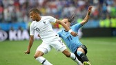 Kylian Mbappe đi bóng trước hậu vệ Uruguay. Ảnh: Getty Images