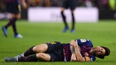 Lionel Messi rất đau đớn sau chấn thương. Ảnh: Getty Images