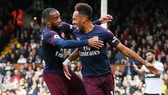 Alexandre Lacazette (trái) và Pierre-Emerick Aubameyang mừng bàn thắng. Ảnh: Getty Images