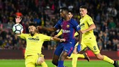 Ousmane Dembele (Barcelona) xông xáo giữa hàng phòng ngự Villarreal. Ảnh: Getty Images