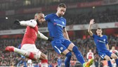 Gary Cahill (phải) liệu sẽ chuyến sang một đối thủ của Chelsea ở London? Ảnh: Getty Images