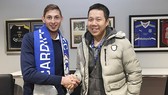 Emiliano Sala trong buổi ký kết hợp đồng với Cardiff City. Ảnh: Getty Images