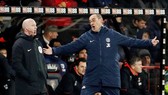 HLV Maurizio Sarri bất lực chứng kiến màn sụp đổ. Ảnh: Reuters