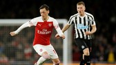Mesut Oezil (trái) liệu hào hứng quá sớm khi trêu chọc Tottenham? Ảnh: Getty Images