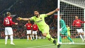 Luis Suarez mừng bàn thắng tạo lợi thế lớn cho Barca. Ảnh: Getty Images