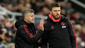 HLV Ole Gunnar Solskjaer vốn cũng đã có một đồng đội cũ Michael Carrick (phải) trong ban huấn luyện. Ảnh: Getty Images