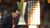 HLV Unai Emery lần này đã không được chạm tay vào chiếc cúp Europa League. Ảnh: Getty Images