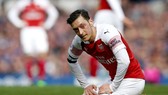 HLV Unai Emery lo ngại Mesut Oezil sẽ khó trở lại với phong độ đỉnh cao. Ảnh: Getty Images