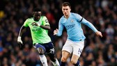 Aymeric Laporte (phải) chỉ có thể trở lại sớm nhất vào đầu năm mới. Ảnh: Getty Images
