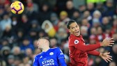 Virgil van Dijk (phải) được yêu cầu lưu tâm đền sự nguy hiểm từ số 9 của Leicester. Ảnh: Getty Images