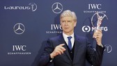 Arsene Wenger trong một lần được vinh danh về sự nghiệp to lớn của mình. Ảnh: Getty Images