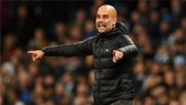HLV Pep Guardiola đang chịu áp lực khi phải bám đuổi Liverpool. Ảnh: Getty Images