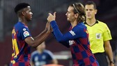 Antoine Griezmann chỉ sân thay cho tài năng Ansu Fati hôm giữa tuần. Ảnh: Getty Images