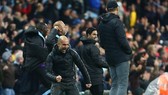 Hình ảnh ăn mừng cuồng nhiệt của Pep Guardiola đã nói rõ hơn áp lực mà ông và các học trò phải đối mặt. Ảnh: Getty Images