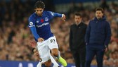 Pha vào bóng không quá nguy hiểm của Son Heung-min với Andre Gomes. Ảnh: Getty Images